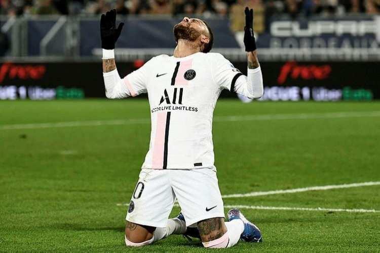 <p>Lionel Messi (PSG) – haftada 960.000 Sterlin<br />
<br />
Gelmiş geçmiş en iyi futbolculardan birisi olan Lionel Messi, Barcelona'dan ayrılarak PSG'ye transfer oldu.</p>
