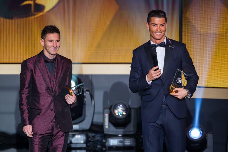 <p>Futbol dünyası, 2021 yazında adeta alt üst oldu. Dünyanın en çok bilinen futbolcuları, Cristiano Ronaldo ve Lionel Messi, yeni takımlarına geçtiğimiz yaz aylarında imza attı.</p>