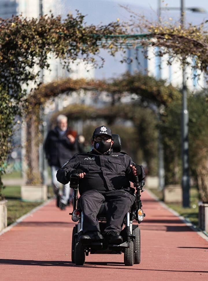 <p>K&uuml;&ccedil;&uuml;k yaştan itibaren polis olmak isteyen ancak engeli nedeniyle bunu ger&ccedil;ekleştiremeyen Biber, 3 yıl &ouml;nce d&ouml;nemin İl Emniyet M&uuml;d&uuml;r&uuml; H&uuml;seyin Aşkın'la tanıştı.</p>
