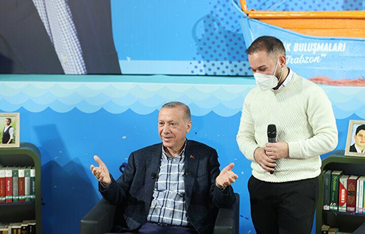 <p>"İsmini taşımaktan onur ve gurur duyuyorum"<br />
<br />
Cumhurbaşkanı sevgisinden söz eden Erdoğan şunları söyledi:<br />
<br />
"Bir lider düşünün; gittiği her uluslararası alanda parmakla gösterilen, etkilenen değil etkileyen, ülkenin son 20 senelik tarihine adını altın harflerle yazdırmış, hatta son 20 senede 80 senelik atılımlar yapmış bir Cumhurbaşkanıdır. İBB seçimlerinden sonra o zamanki insanların tabiri ile çöplük olarak tabir edilen İstanbul'u yaşanabilir bir hale getiren bir Cumhurbaşkanıdır."</p>
