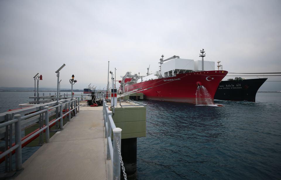 <p>EgeGaz terminalinde iki büyük depolama tankı bulunduğunu söyleyen Akbal, "Terminalin toplam depolama kapasitesi 170 milyon standart metreküp. </p>

<p> </p>
