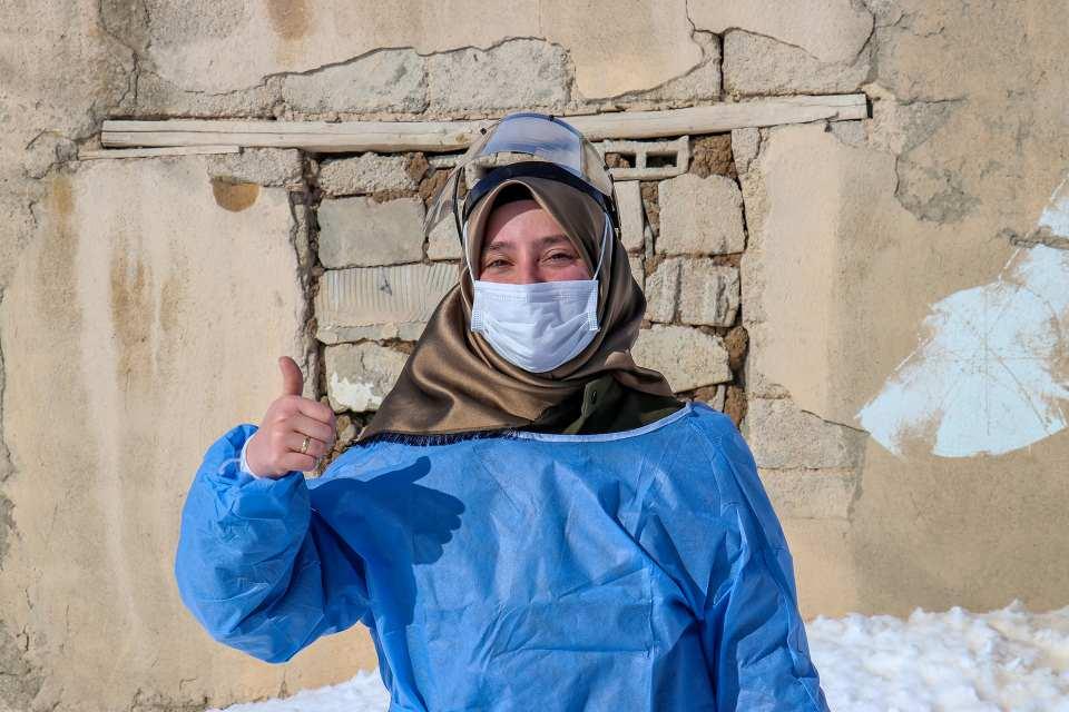 <p>Sağlık ekipleri büyük fedakarlık yaparak evimize kadar geldiler. Aşımı yaptılar. Allah sağlık çalışanlarından, devletimizden razı olsun." dedi.</p>
