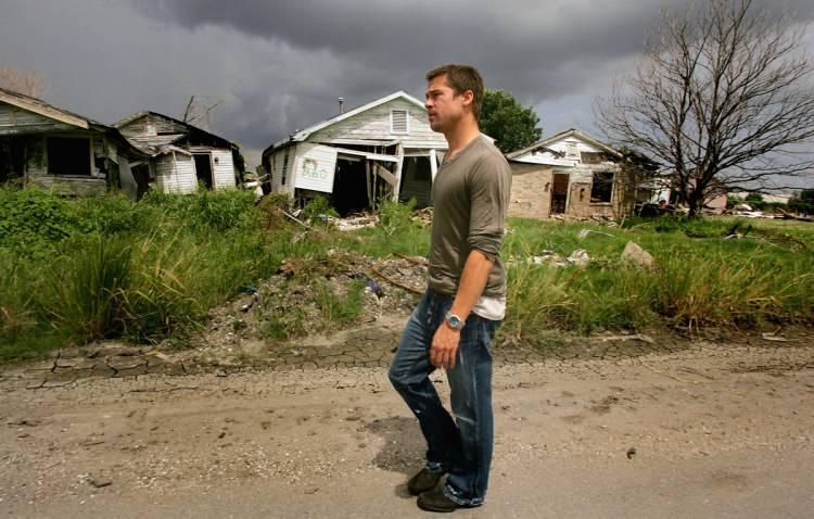 <p><strong>2005 yılında Katrina Kasırgası New Orleans'ta yaşamı ortadan kaldırdı. Bin 883 kişinin hayatını kaybettiği feci doğa olayına Brad Pitt, kurduğu Make It Right vakfıyla el attı. Kasırga mağdurları için ev yaptıran Pitt, mağdurları bir kez daha vurdu. Yapılan evlerin çoğu çürük çıktı. Pitt hakkında şikayetçi olan ev sahiplerinin davası sonuçlandı. </strong></p>
