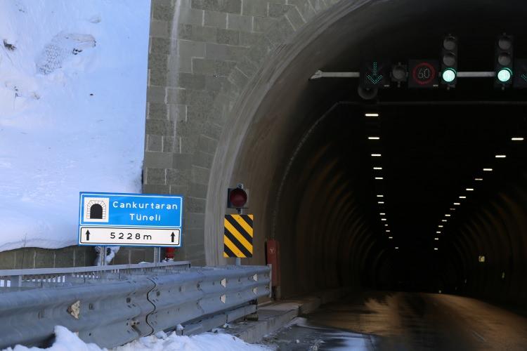 <p>Devletimizden Allah razı olsun. Yoğun kış şartlarında tüneller bize büyük kolaylık sağlıyor. Biz şoför esnafı olarak yapılan tünellerden yollardan memnunuz, emeği geçenlere teşekkür ediyoruz” ifadelerini kullandı.</p>