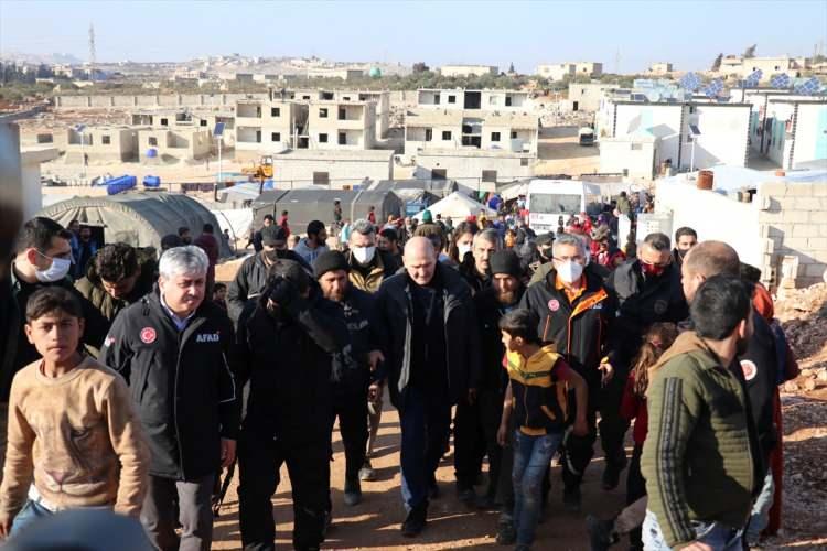 <p>Bakan Soylu, bölgede yaklaşık 2 bin 900 briket evin olduğunu ifade ederek, "Sayın Cumhurbaşkanımızın, kabinemizin ve bütün arkadaşlarımızın yaptırdıkları evler de bu bölgede. Buralarda yüz binlerce insan yaşıyor. Şu ana kadar İdlib bölgesinde yaklaşık 63 bin 500 briket ev planlandı. </p>