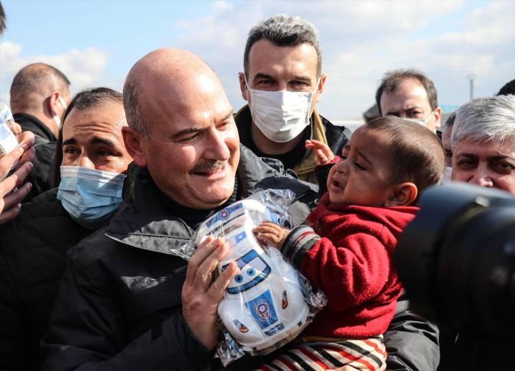 <p>Bunlardan 52 bin 500'ü tamamlandı, 7 bin 500'ünün daha yapımına başlandı. Yapımı tamamlananlardan yaklaşık 46 bini teslim edildi." diye konuştu.</p>