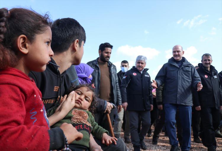 <div>- "BÜYÜK BİR SINAVDAN GEÇİYORUZ"</div>
<div> </div>
<div>Soylu, Yunanistan tarafından geri itilen 19 düzensiz göçmenin donarak hayatını kaybetmesine değinerek, konuşmasını şöyle sürdürdü:</div>
<div> </div>
<div>"Biz büyük, asil bir milletin evlatlarıyız. Bir büyük sınavdan geçiyoruz. Yerlerinden, topraklarından edilmiş insanların zorluklarına el atacak mıyız atmayacak mıyız, varlığımız bizi şımartacak mı şımartmayacak mı, komşularımıza sırtımızı dönecek miyiz dönmeyecek miyiz? Büyük bir sınavdan geçiyoruz ama bu büyük milletimiz bu sınavdan geri kalmıyor. Belki şu cümleyi söylemek çok yerinde olur. Bu sınavda vahşi batının o acımasız kollarına bu mazlum insanları bırakmıyoruz. </div>