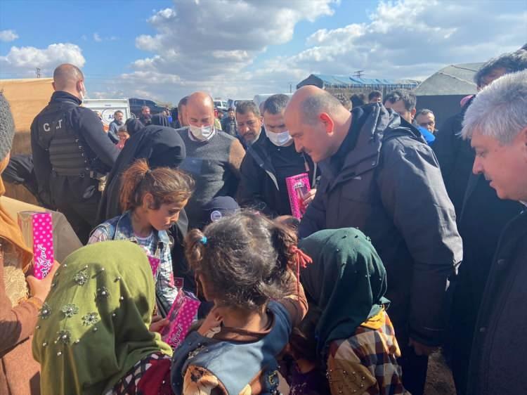 <div>- "KÜRESEL GÜÇLERİN TEPİNME SAHASI OLMASI VİCDANIMIZI ZEDELİYOR"</div>
<div> </div>
<div>Briket evlerin, aileler için önemine vurgu yapan Bakan Soylu, şöyle devam etti:</div>
<div> </div>
<div>"Burada yapılan briket evler sayesinde rahat, en azından çadırlarda olmadan kıştan kendilerini koruyabilecek ve bir aile bütünlüğü içerisinde yaşayabilecekleri bir anlayış burada sergileniyor. Sadece bu değil, kömüründen sağlık malzemelerine, gıdasından battaniyesine kadar yardımlar dağıtılıyor. </div>