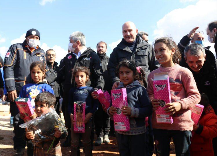 <p>Soylu, AFAD koordinasyonunda son günlerde toplanan 16 tır insani yardım malzemesinin göçmenlere ulaştırıldığını belirterek, sivil toplum örgütlerinin ve kurumların kış boyunca binlerce yardım tırıyla göçmenleri yalnız bırakmadığını dile getirdi.</p>
