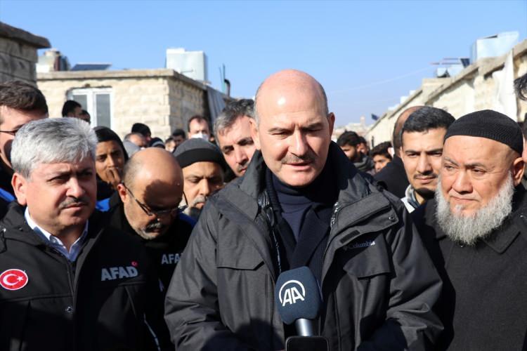 <p>Çok sayıda kişinin elinden geleni yaptığını söyleyen Bakan Soylu, "Allah bu sınavda bizi insanlığa mahcup etmesin. Sorumluluğumuz odur, ona inanıyoruz. Çocukların cıvıltısını duyuyorsunuz. Bu çocukları yalnız bırakmak, soğuğa terk etmek, geleceklerini travmalı yaşamalarına neden olmak en büyük insanlık suçudur. Biz bu suçun ortağı değiliz. Tam tersine insanlığı bu suça ortak olmamaları için yıllardır uyarıyoruz." dedi.</p>