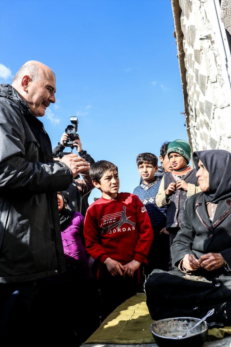 <div>- "DÜNYANIN ACIMASIZ REKABETİNE VİCDANIMIZI TESLİM ETMEYECEĞIZ"</div>
<div> </div>
<div>İçişleri Bakanı Süleyman Soylu, briket evlerin yanı sıra altyapı çalışmalarının da yapıldığının altını çizerek, şunları aktardı:</div>