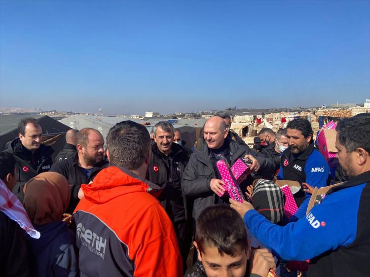 <p>"Geçen yıl bu bölgelere 5-6 defa gittik, geldik. Bu yıl ilk gelişimiz ama Allah inşallah daha fazla gelmeyi nasip eder. Buradaki kardeşlerimizi bu çadır hayatından, zorluk hayatından kurtarmak, bastığımız taşa kadar Sayın Cumhurbaşkanımızın düşüncesiyle gerçekleşmiştir. Bu briket evleri yapıyoruz ama onlara doğru dürüst bir altyapı da yapmamız lazım. Özellikle şu yolların kilit taşlarının da yapılması, gerekeni bizatihi Sayın Cumhurbaşkanımızın ortaya koyduğu iradeyle gerçekleştirdik."</p>