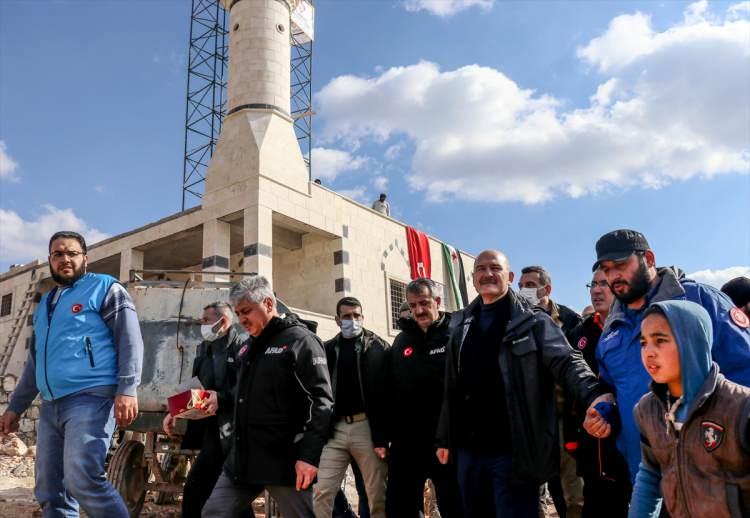 <div>Sadece İdlib'de değil dünyanın birçok yerinde yardım çalışmalarının yürütüldüğünü vurgulayan İçişleri Bakanı Soylu, sözlerini şöyle tamamladı:</div>

<div> </div>

<div>"Biz büyük bir milletiz. Bu arkadaşlarımızın hepsiyle Bangladeş'te, Yemen'de, Arakan Müslümanlarıyla, Lübnan'da, Afganistan'da, dünyanın birçok noktasında beraberiz. Afganistan'da birinci trenimizi gönderdik. İkinci trenimiz de şimdi 850 ton hazırlandı, doldu. İnşallah önümüzdeki hafta içerisinde göndereceğiz. Elbette zorluklar çekiyoruz ama zorlukları çekerken yanı başımızda olan insanlık dramına da duyarsız kalmak bizim milletimizle hiç örtüşmeyecek bir karakterdir. </div>

