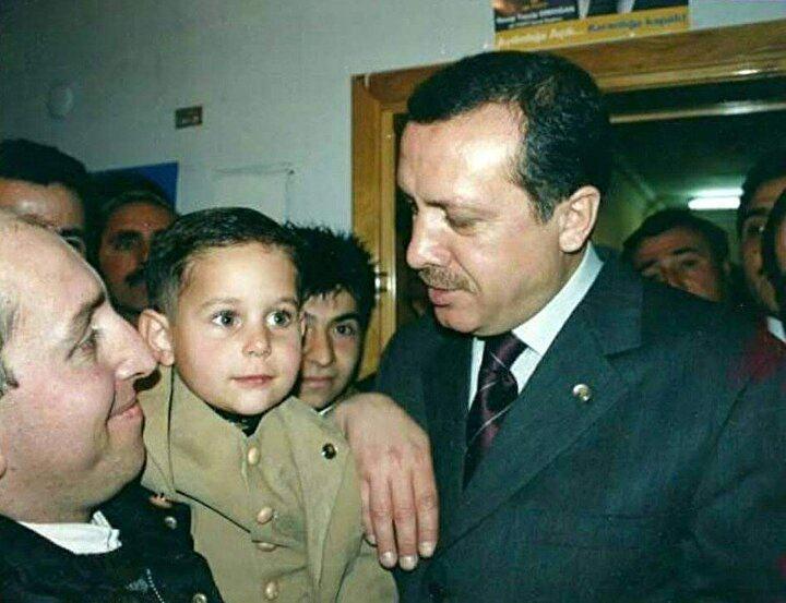 <p>"Kendisiyle o akşam çok güzel bir hatıramız oldu"<br />
<br />
Gençlik buluşmalarında ismini söylediği andaki duyguları anlatan Erdoğan, “Trabzon'da gençlik buluşmalarında Cumhurbaşkanımıza gündemimizi meşgul eden bir soru sordum. Rusya-Ukrayna krizini sordum. O da sağ olsun çok güzel bir şekilde cevapladı. Ardından bir rica da bulundum. Kendisiyle 2002 yılında çektirdiğimiz bir çocukluk fotoğrafım vardı. Onu gösterdim. Kendisi de çok güzel karşıladı. 'Hatıralarına sahip çıkman çok güzel' dedi. Kendisiyle o akşam çok güzel bir hatıramız kalmış oldu. Cumhurbaşkanı'na kendimi tanıtırken ve soruyu sorarken yanına gittiğimde çok heyecanlıydım. İsmimi söylediğimde şaşırdı. Hatta bütün bir salon şaşırdı. Fotoğrafı gösterdiğimde 'burada kaç yaşındasın' dedi. Ben de '4' deyince, 'uşak ne kadar büyümüş, biz de yaşlandık' dedi. Salonda da çok güzel bir durum oldu" şeklinde konuştu.</p>
