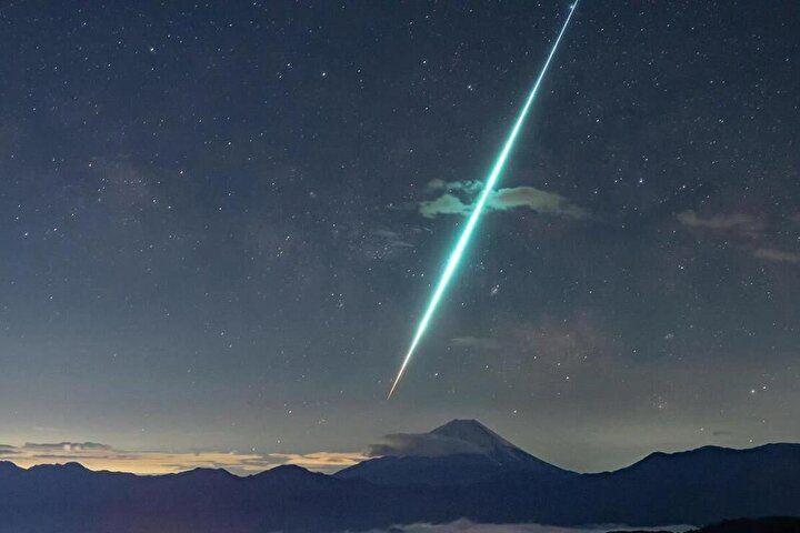 <p>Marmara ve Ege bölgelerinde yaşayan pek çok vatandaş yeşil ışık saçan bir meteorun düştüğü görüntülerini sosyal medyadan paylaştı.</p>

<p>Görüntülerle ilgili henüz resmi makamlardan bir açıklama yapılmadı.</p>
