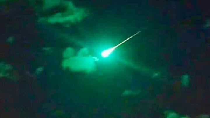<p>Sosyal medyada paylaşılan görüntülerde İstanbul, İzmir, Bursa, Çanakkale, ve Balıkesir gibi çok sayıda kentte saat 22.35’te gökyüzünde, meteor olduğu iddia edilen yeşil ışık saçan bir cisim büyük ilgi uyandırdı.<br />  </p> 