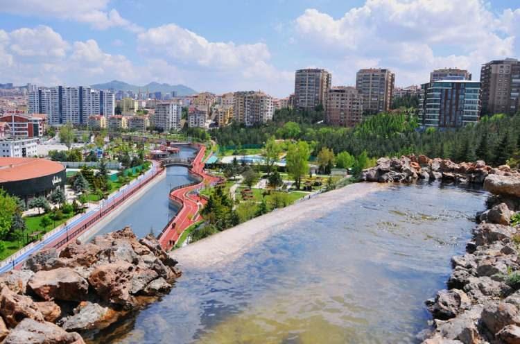 <p>Başkentin Keçiören ilçesi ise 942 bin 884 kişilik nüfusuyla 3'üncü sırada yer alırken,</p>