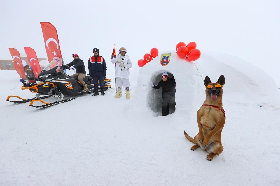 <p>Kentin kış ve doğa turizminin geliştirilmesi amacıyla Valilik, Belediye, Gençlik ve Spor İl Müdürlüğü, Kültür ve Turizm İl Müdürlüğü ile Doğu Anadolu Kalkınma Ajansının (DAKA) desteğiyle Merga Bütan Kayak Merkezi'nde düzenlen "4. Kar Festivali" sürüyor.</p>

<p> </p>
