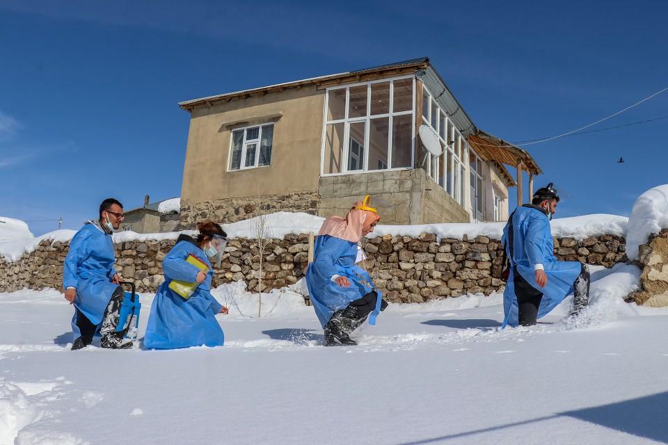 <p>Kovid-19'la mücadele kapsamında ikinci doz aşılamada "mavi" kategoriye ulaşan Van'da, sağlıkçılar ağır kış şartlarına rağmen çalışmalarını sürdürüyor.</p>

