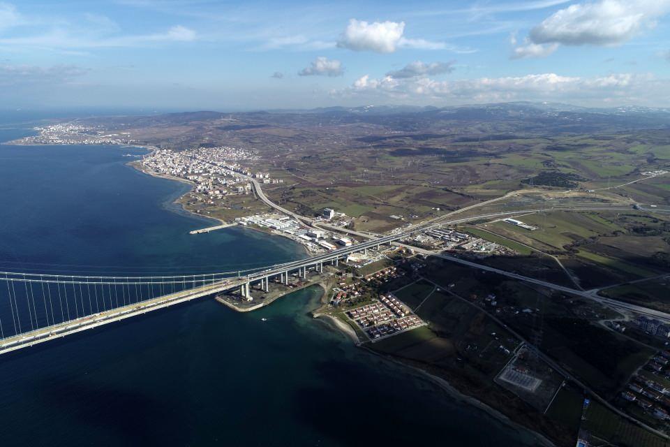 <p>Köprünün kule bağlantıları ve unsurları, Türk bayrağına atfen kırmızı ve beyaz renklerde olacak. Her iki yakada kulelerin üst kısmı, Seyit Onbaşı'nın Çanakkale Savaşı'nda namluya sürdüğü top mermisini temsil edecek şekilde yapılacak.</p>

<p>İki ayak aralığına ilaveten 770'er metre yan açıklıklar, 365 ve 680 metrelik yaklaşım viyadükleriyle Çanakkale Boğazı'nın ilk asma köprüsünün uzunluğu 4 bin 608 metreyi bulacak.</p>

<p>"2x3" şeritle hizmet verecek köprünün tabliyesi 3,5 metre yüksekliğe sahip. Tabliyenin her iki tarafında inşa edilecek yürüme yolları, bakım onarım amacıyla kullanılacak.</p>

<p> </p>
