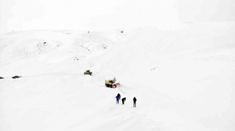 <p>Zorlu coğrafyadaki 10 köy ve 21 mezra yolu ulaşımının sağlandığı Üçevler grup köy yolunda çığ tehlikesine rağmen yol açma çalışması yürüten ekipler, karlı dağları aşarak köylere ulaşım vermeye çalışıyor. Zaman zaman yol çizgisinden aşağı düşen iş makineleri, bulundukları yerden güçlükle çıkarılarak çalışmaya devam ediyor.</p>