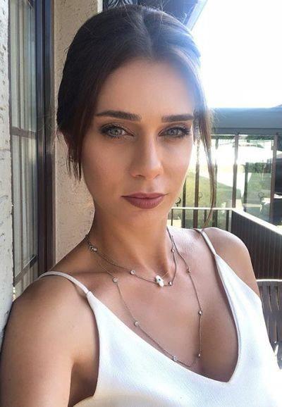 <p><span style="color:#4B0082"><strong>Bambaşka bir görünüme bürünen Batur’un, bu hali izleyenler tarafından çok beğenildi. Güzel oyuncu, yeni halini kendisinin de beğendiğini söyledi.</strong></span></p>
<p> </p>
<p> </p>