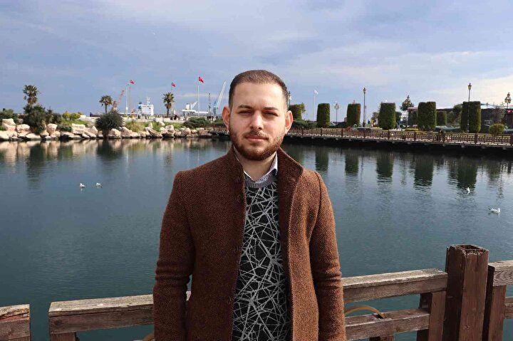 <p>"İnanmayanlar var"<br />
<br />
Yaşadığı ilginç anılardan bahseden Erdoğan, “Halı sahayı aramıştım. Adam 'dalgamı geçiyorsun' dedi ve telefonu suratıma kapattı. Üniversitedeki hocam çok şaşırmıştı. Devlet kurumlarına gittiğimde ilk olarak şaşırıyorlar. Hastaneye gittiğimde randevu veren kişi ismimi sistemde görünce 'galiba TC'yi yanlış girdim' dedi. Güzel tepkiler oluyor. Tabii, kötü tepkiler de oluyor. İnsanların samimiyeti, sevgi dolu yaklaşımları çok daha güzel oluyor. Recep Tayyip Erdoğan Üniversitesi'nde okuyunca üniversite hocalarından çok farklı tepkiler aldım. Tekkeköy'de bir halı saha var. Aradım halı sahayı adamla konuştum, servisi ayarladık. Oradaki kişi bana 'kimin adına rezerve edeceğiz' dedi. Adama ismim Recep Tayyip Erdoğan dedim. Adam, 'dalga mı geçiyorsun kardeşim' dedi ve telefonu suratıma kapattı. Ondan sonra maçı başka bir ağabeyimize ayarlattık. Maçtan sonra kimliği ağabeye gösterince o da 'nereden bileyim, beni Recep Tayyip Erdoğan isminde kaç kişi arıyor' dedi. Fotoğraf çektirdik ve güzel bir anı kaldı" ifadelerini kullandı.</p>
