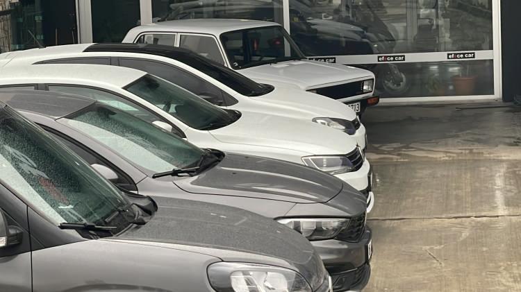 <p>İnsanlar yeni araba almak için arabalarını satışa çıkarıyorlar. Fakat yazdıkları fiyata araçlarını satamıyorlar. Hal böyle olunca yeni otomobil de alamıyorlar.<br />
</p>
