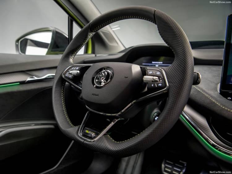 <p>Standart Enyaq'a göre daha aerodinamik bir yapıya sahip olan Coupe iV, daha iyi bir menzil sunuyor. Aracın girişl seviyesi modeli 177 beygirlik motor ve 58 kW bataryaya sahip.</p>