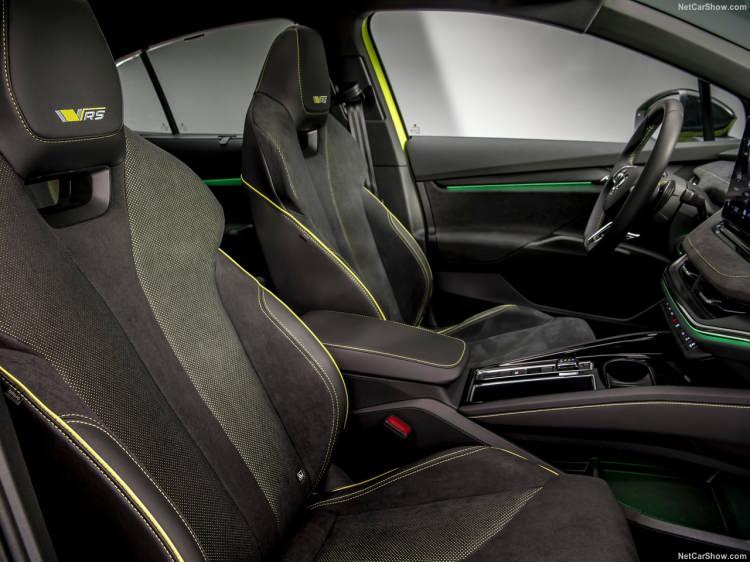 <p>Skoda Enyaq Coupe iV 80'de motor gücü 201 beygire çıkarken batarya kapasitesi ise 77 kW'a çıkıyor. Bu değerlerle araç WLTP standartlarına göre tek şarjla 545 kilometrelik menzil vadediyor. Araç standart iV 80'e göre 14 kilometre fazla menzile sahip.</p>