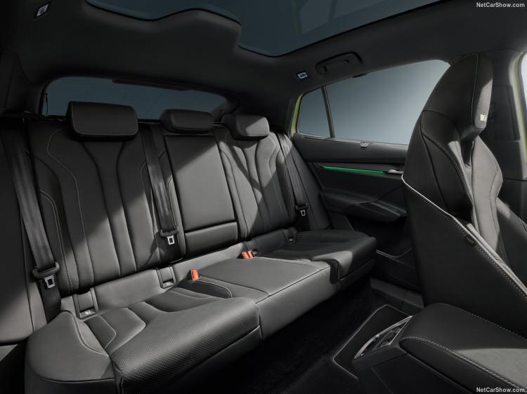 <p>Skoda Enyaq Coupe iV'nin tüm versiyonlarında tam panoramik cam tavan standart olarak bulunuyor. </p>