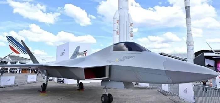 <p><strong><em>Milli Muharip Uçak'ın dikkat çeken özellikleri şöyle:</em></strong></p>
<p>5. nesil çok rollü savaş uçağı olan MMU, F-16'ların yerini alarak hem hava-hava, hem de hava-yer muharebelerinde kullanılacak.</p>
<p>Yeni nesil tasarım ile pilotun iş yükünü en aza indirecek 'Pilot durumsal farkında'lığını artıracak bir kokpit ortamı</p>
<p>Yeni silahlarla artırılmış havadan havaya muharebe sistemi kullanılacak</p>
<p>Yüksek/Süpersonik hızda dahili silah yuvalarından hassas ve tam vuruş</p>
<p>Yapay zekâ ve nöral ağ sistemi ile pilota muharebe alanında karar desteği verecek</p>
<p>Gelişmiş sensörle beraber yüksek durumsal farkındalık</p>
<p>Muharebe hasar tespiti</p>
<p>TSK'nın diğer askeri araçları hava-kara-deniz araçlarıyla müşterek çalışabilirlik</p>
<p>Düşük radar ve kızıl ötesi izi</p>
<p>Uygun maliyetli kolay bakım ve göreve kısa sürede hazır hale gelmesi</p>