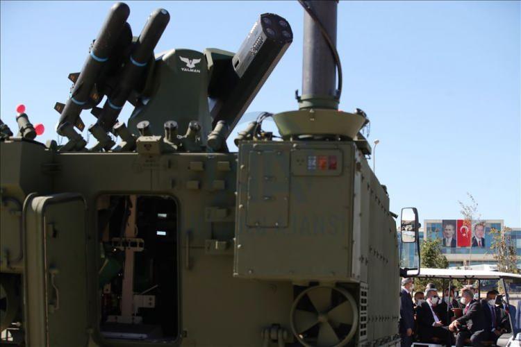 <p>Örneğin, Rusya Federasyonu Silahlı Kuvvetleri, Suriye'den çıkarılan dersler neticesinde, 152 mm topçu unsurlarına Orlan-10 İHA'ları ile eşlik etmeyi genel bir uygulama haline getirdi.</p>

<p>Özetle, Yalman ile mücehhez kara harp platformlarında, lazer silahları ve elektronik harp kabiliyeti gibi İHA-savar kapasitenin bulunması önem taşıyor.</p>
