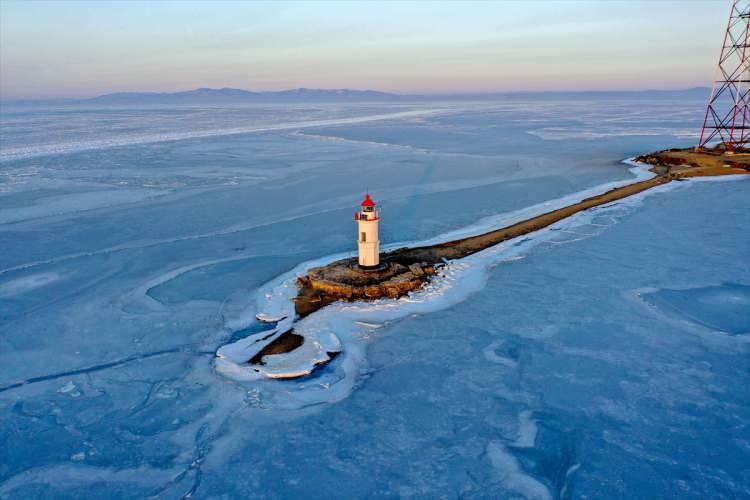 <p>800 metre uzunluğundaki adadaki 11.9 metre yükseklikteki deniz feneri, 1876 ‘de inşa edilen Rusya Uzak Doğu'daki en eski faal deniz fenerlerinden biri olma özeliği taşıyor.</p>
