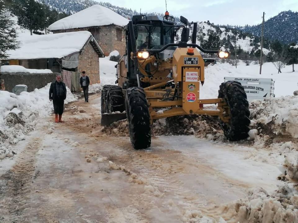 <p>Akseki Belediye Başkanı İbrahim Özkan, dün öğle saatlerinde Akseki’de kar yağışının etkili olduğunu ve kırsal alanda bulunan mahalle ve mahalle içindeki yolların kapandığını söyledi. </p>
