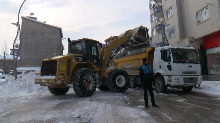 <p>Bugüne kadar yaklaşık 12 bin kamyon kar şehir dışına taşındı. Bu anlamda karın bir eziyete dönüşmemesi adına vatandaşlarımızın rahat bir şekilde hayatlarını idame ettirebilmek için gece gündüz canla, başla, vardiyalı bir şekilde çalışıyoruz" diye konuştu.</p>