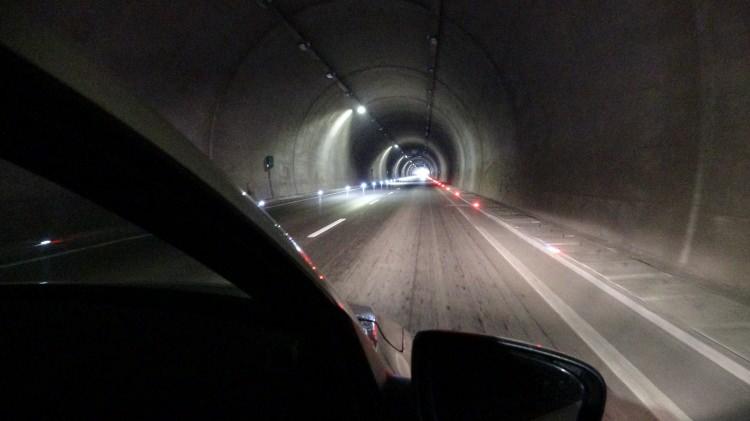 <p>Zonguldak-Kilimli kesimi ile zamandan 135 milyon lira, akaryakıttan 20,2 milyon lira olmak üzere yıllık toplam 155,2 milyon lira tasarruf elde edilecek. Karbon salınımı 4 bin 225 ton azaltılacak. Ayrıca, projenin tamamının hizmete sunulmasıyla Filyos Limanı’na yüksek standartlı erişim imkanı tesis edilecek. Batı Karadeniz Sahil Yolu projesinin önemli bir bölümünü oluşturan güzergah ile Sinop, Bartın ve Zonguldak, Düzce, Sakarya, Kocaeli ve İstanbul’a ulaşım kolaylaşacak.</p>