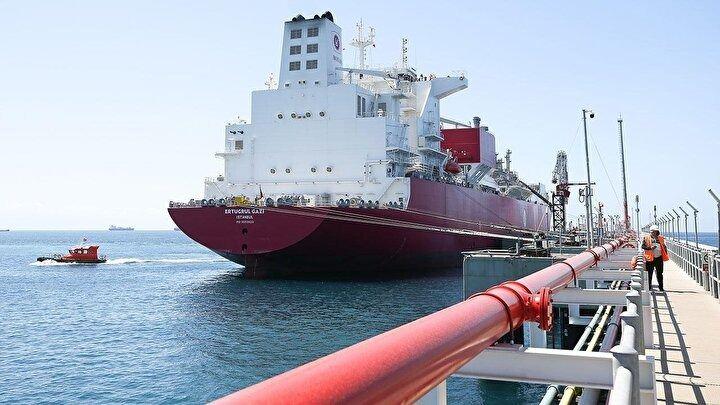 <p>FSRU'lar, boru hatlarına bağlı kalmadan farklı kaynak ülke ve spot piyasalardan doğal gaz tedarik edilmesini sağlıyor. Ertuğrul Gazi, Türk Denizcilik Sicili'ne kayıtlı ilk FSRU olsa da Türkiye'de daha önce faaliyet göstermeye başlayan Etki Liman FSRU Tesisi de bulunuyor. Günlük 28 milyon metreküp gaz girişi sağlayabilen tesis, İzmir Aliağa'da yer alıyor.</p>
