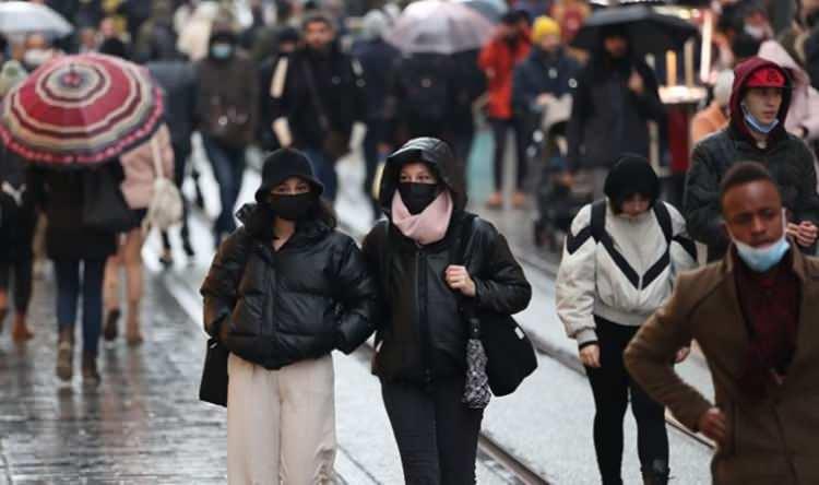 <p><strong>AŞILI İNSANLARI NASIL ETKİLİYOR?</strong></p>
<p>Çift doz aşılı insanlar, orijinal versiyona kıyasla 2,5 kat daha fazla enfeksiyon riski altındaydı ve üç kez aşılanmış kişilerin enfekte olma olasılığı üç kat daha fazlaydı. </p>
<p>Ancak, çalışmanın yazarları, “BA.2’nin aşılı kişilerdeki enfeksiyonun bulaşıcılığı artırmadığını” vurguladı.</p>