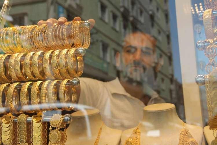 <p><strong><strong>SCOTİABANK, ORTALAMA 1.800 DOLAR BEKLİYOR​</strong></strong></p>

<p>Finans kuruluşları altın fiyatı beklentilerini Fed’den gelen sinyallere göre revize etmeye başladı. Scotia Bank, Fed’in faiz artışlarını erkene çekeceği beklentisiyle, 2022 yılı için ortalama altın fiyatı beklentisini 50 dolar düşürdü ve 1.800 dolar/ons düzeyine çekti.</p>
