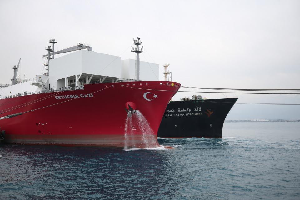 <div>Pamukçu, LNG kargolarının temininin ihtiyaç ve planlama dahilinde yürütüldüğüne işaret ederek, <strong>"İhtiyaç ve uluslararası pazarın durumuna göre tedarik takvimi değişkenlik gösteriyor. Kışın Ertuğrul Gazi'ye haftada bir LNG kargosu geliyor."</strong> dedi.</div>
<div> </div>