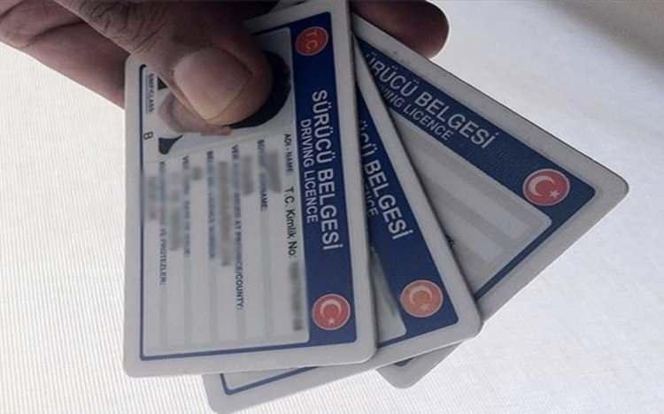 <p>5-NE ZAMAN TESLİM?</p>

<p>Yeni ehliyetiniz başvurunuzun ardından 1 hafta içinde adresinizde oluyor.</p>

<p>6-GEÇİCİ SÜRÜCÜ BELGESİ</p>

<p>Yeni ehliyetiniz size ulaşana kadar talep etmeniz halinde nüfus müdürlüğü tarafından ‘geçici sürücü belgesi’ veriliyor. Geçici belgenin geçerlilik süresi ise 15 gün. Eğer araç kullanacaksanız geçici sürücü belgesini almayı unutmayın.</p>
