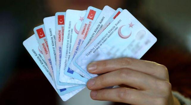 <p>KİMLİKTE ‘10 YIL’A DİKKAT!</p>

<p>Nüfus cüzdanlarının yenilenmesiyle ilgili verilen bür süre yok. Ancak yeni çipli kimlik kartının kullanım süresi 10 yıl. Sürenin ne zaman dolacağı da kimliğin üzerinde yazıyor. Geçerlilik süresinin bitiminde, kart sahibinin tekrar başvuru yaparak kartını yenilemesi gerekiyor. Nüfus cüzdanı yenileme işlemi de nüfus müdürlükleri üzerinden aynı aşamalarla yürütülüyor. 1-2 gün içinde yenisi elinizde oluyor. Kimlik yenilemek için 37.5 lira, çipli kimlik kaybedilmişse 75 lira ödeniyor.</p>

<p>İKİ İŞLEV TEK KART</p>

<p>Yeni nesil sürücü belgelerindeki bilgilerin, çipli kimlik kartlarına entegre edilmesiyle vatandaşların, yanlarında ayrıca ehliyet bulundurma zorunluluğu ortadan kalkıyor. Eski tip kimlik ve ehliyetlerde bu uygulama yapılamıyor. ‘İki işlev tek kart’ sistemi için hem ehliyetin hem de kimlik kartının çipli olması gerekiyor. Yine önce randevu alınıyor. Herhangi bir nüfus dairesine giderek başvuru yapılıyor. Ehliyetin nüfus cüzdanına entegrasyonu ücretsiz olarak 1 dakikada gerçekleştiriliyor. Kartınız 1 gün içinde evinize ulaştırılıyor. Bu uygulamayla ilgili bir süre sınırı bulunmuyor.</p>
