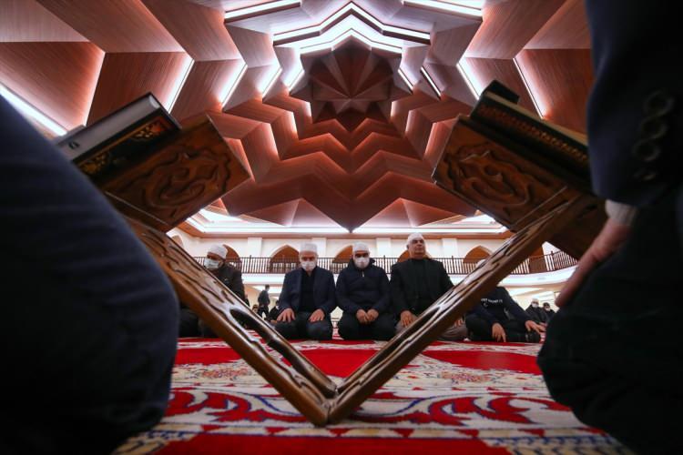 <p><strong>MALATYA</strong></p>
<p>Malatya'nın Darende ilçesinde, Regaip Kandili dolayısıyla Somuncu Baba Camisi'nde program düzenlendi.</p>
<p> </p>
