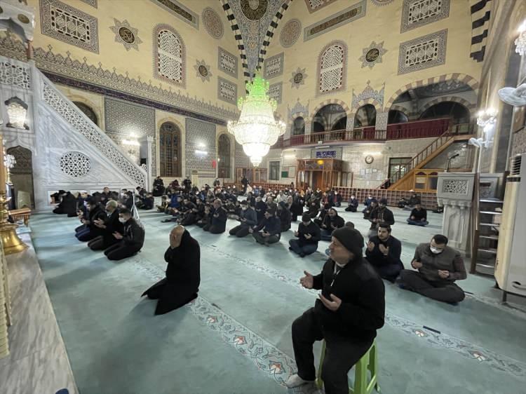 <p><strong>KİLİS</strong></p>

<p>Kilis'te üç ayların başlangıcı olan Regaip Kandili dolayısıyla Hacı Cümbüş Camisi'nde program düzenlendi.</p>

<p> </p>
