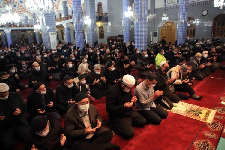<p><strong>MERSİN</strong></p>

<p>Mersin'de üç ayların müjdeleyicisi olarak kabul edilen Regaip Kandili münasebeti ile Muğdat Camisinde program düzenlendi.</p>

<p> </p>
