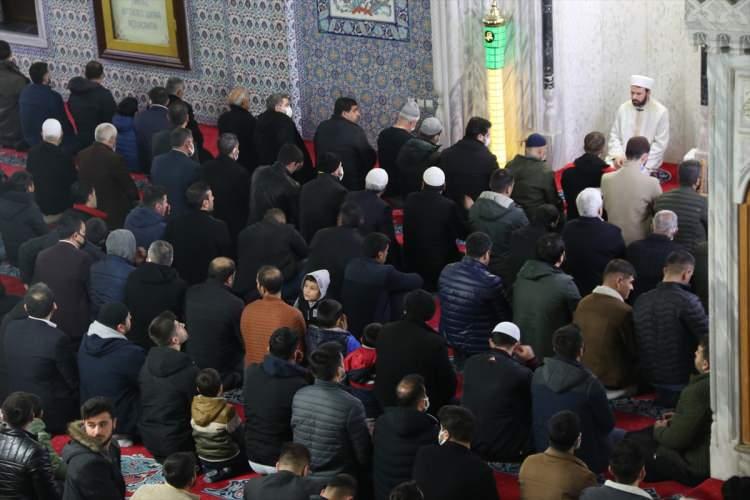 <p><strong>ŞANLIURFA</strong></p>

<p>Şanlıurfa'da Regaip Kandili dolayısıyla vatandaşlar, Balıklıgöl Yerleşkesi'nde bulunan camileri doldurdu.</p>
