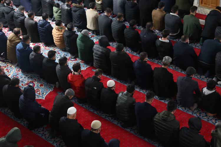 <p>"Peygamberler şehri" olarak da adlandırılan kentte vatandaşlar, namaz öncesi Hazreti İbrahim'in doğduğu rivayet edilen makamı ziyaret ederek, dua etti.</p>

<p>Vatandaşlar, camilerde yatsı namazını kıldı, Kur'an-ı Kerim okudu.</p>
