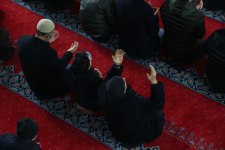 <p>Namazın ardından Şanlıurfa Müftülüğünce Dergah Camisi'nde mevlit okutuldu.</p>

<p>Kentteki diğer camilerde de kandil dolayısıyla programlar düzenlendi.</p>
