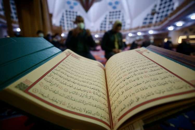 <p>İlçe merkezinde Selçuklu mimarisiyle yapılan Akçakoca Merkez Camisi'nde akşam ezanının ardından camiye gelen vatandaşlar namaz kılarak dua etti.</p>
